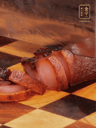 金字醬肉，煮熟切條；蓮藕去皮，切成條狀，焯水2分鐘