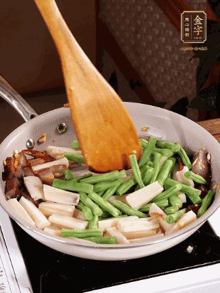 加少許生抽、蠔油、料酒、雞精調(diào)味，少許清水燜2分鐘，炒至豆角皺皮即可