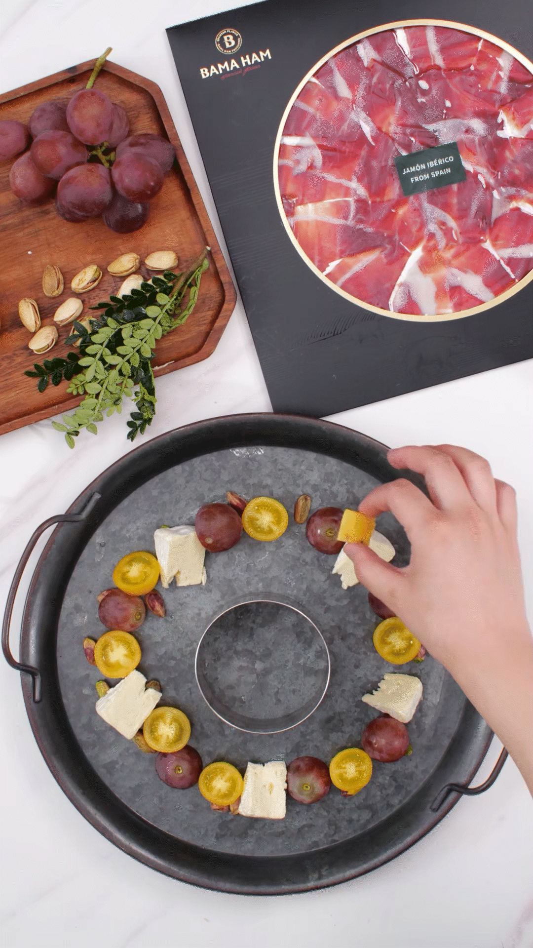 準(zhǔn)備一個(gè)大盤(pán)子，中間放上模具（或是一個(gè)空碗）預(yù)留空位，沿著磨具把食材擺盤(pán)成花環(huán)裝