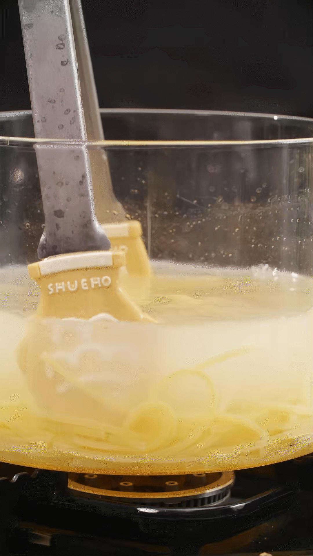 將意面煮熟，到自己喜歡的熟度。撈出過冷水，瀝干
