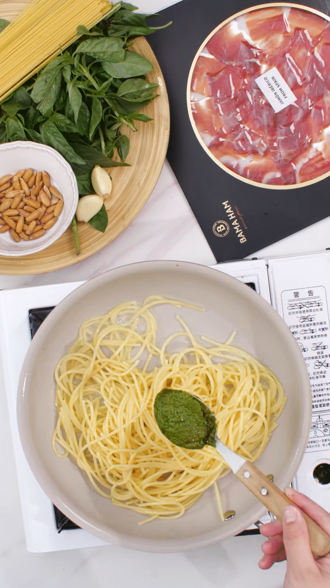 鍋中加入橄欖油，放入意面和青醬攪拌均勻裝盤
