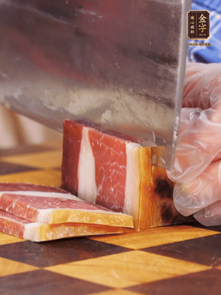 金字火腿切片，溫水浸泡5分鐘