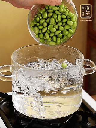 嫩毛豆汆燙1分鐘。