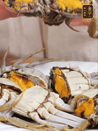 大閘蟹處理干凈，一切兩半。