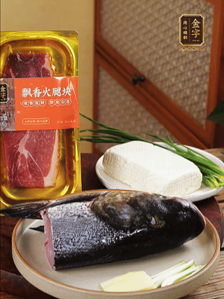 花鰱魚頭處理干凈（刮黑膜、除貼骨血、拔魚牙、剪魚鰭、刮凈魚肉表面雜質(zhì)），從中間劈開成兩半，擦干水分