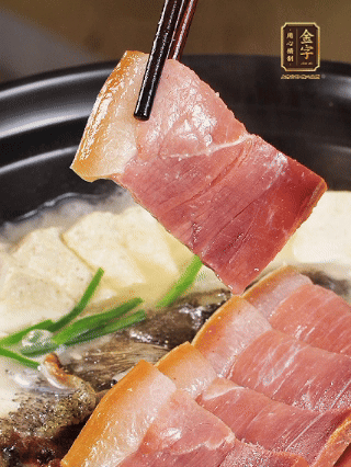 加入一丟丟鹽，撒點(diǎn)胡椒粉，蔥段點(diǎn)綴