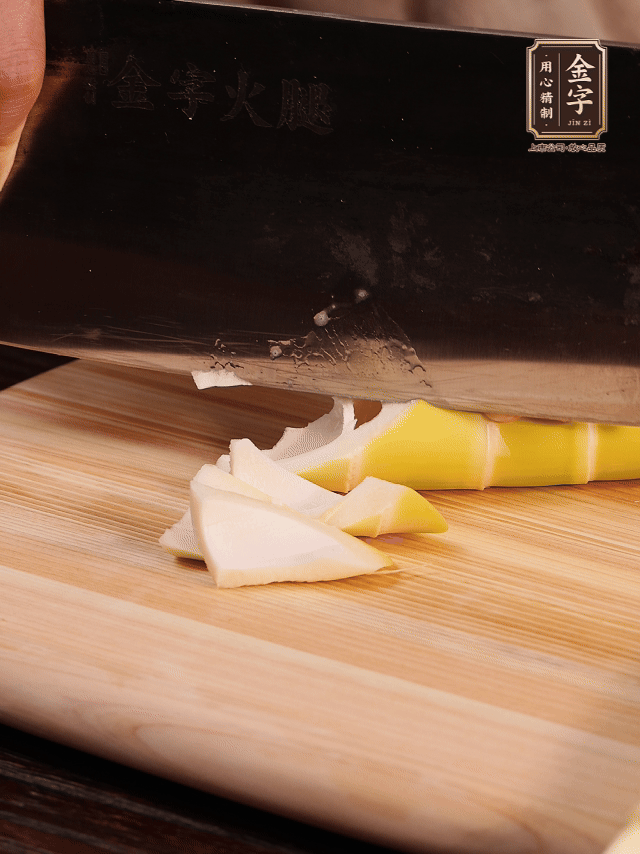 春筍去筍衣切滾刀塊；萵筍去皮切滾刀塊；春筍、百葉結(jié)焯水2分鐘。