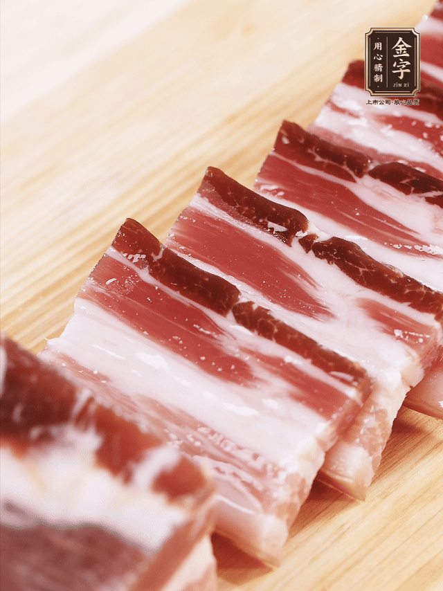 金字淡咸肉切厚片；金字淡咸肉、仔排加蔥姜、料酒焯水3分鐘，溫水洗凈。