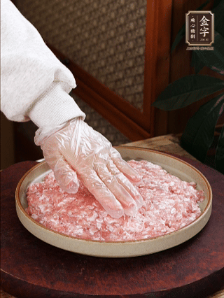 依次鋪肉末，碼入雞蛋豆腐，再鋪上金字香腸。