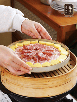 水開(kāi)后上鍋蒸15分鐘。