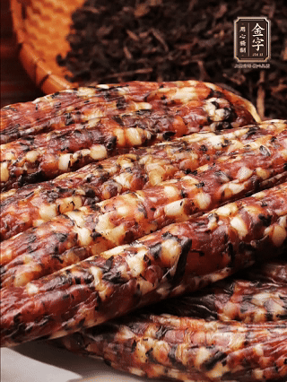 金字土香腸、金字梅干菜香腸、金字醬肉，切片