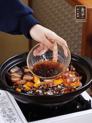 姜、蒜、蔥頭粒煎香，倒入南瓜，煎至兩面焦香