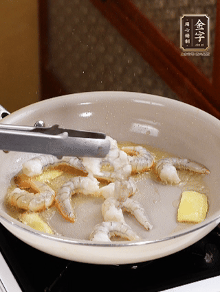 秘制煲仔飯醬油：2勺蒸魚豉油、半小勺糖、1大勺清水?dāng)嚢杈鶆蛑?分鐘