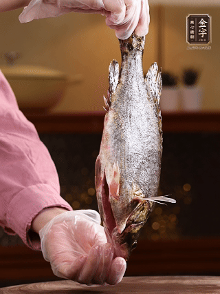 鱖魚(yú)殺好洗凈，去頭去尾留用，貼著魚(yú)背去掉主刺，再切成大小均勻的魚(yú)塊