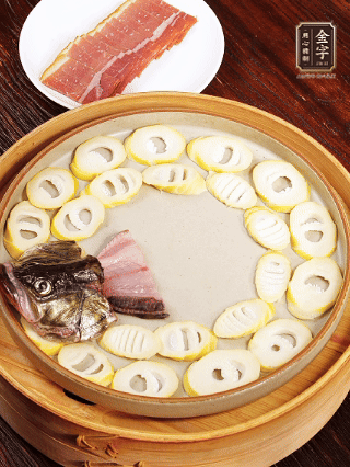 取一個(gè)深一點(diǎn)的盤子，按照“春筍墊底、魚(yú)肉居中、火腿蓋頂”的順序擺放。魚(yú)頭和魚(yú)尾擺在兩端，還原整魚(yú)形狀