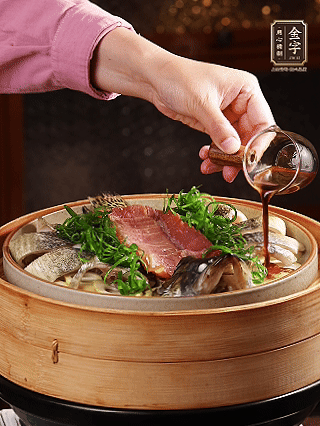 蒸魚(yú)時(shí)做蒸魚(yú)醬汁：鍋中少油，蔥白段、姜片、蒜片、洋蔥絲爆香，加2勺蒸魚(yú)豉油、3勺清水、一點(diǎn)白糖煮沸。（比單純淋蒸魚(yú)豉油香得多）